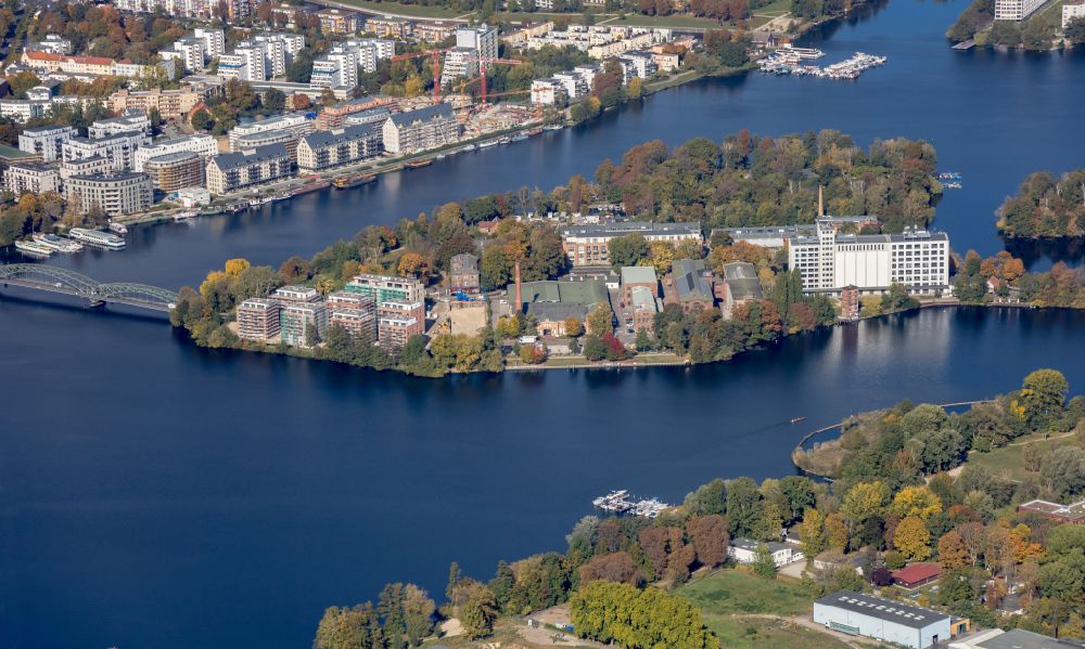 Aerial photograph Berlin - Commercial area and company settlement on the Havel peninsula Eiswerder in the district Hakenfelde in Berlin, Germany