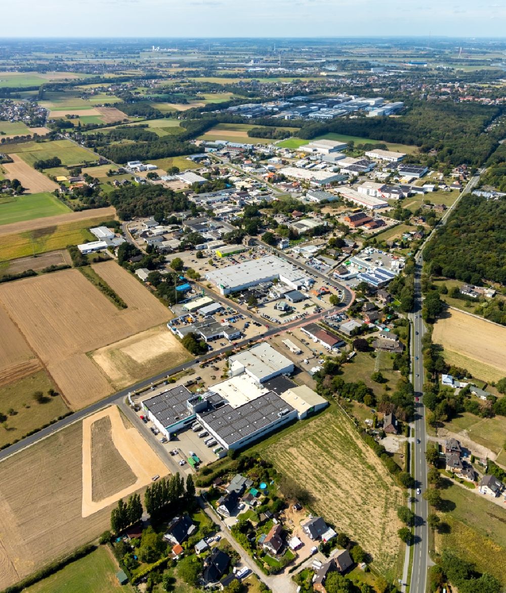 Aerial photograph Kiwitt - Industrial estate and company settlement Holthausen Kiwitt in Voerde in the state North Rhine-Westphalia, Germany