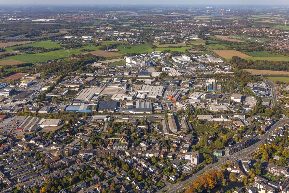 Moers from the bird's eye view: Industrial estate and company settlement on street Am Schuermannshuett in Moers in the state North Rhine-Westphalia, Germany