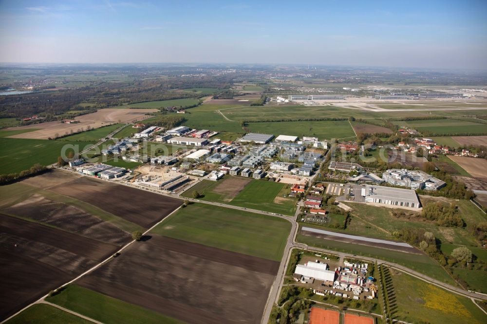 Hallbergmoos from the bird's eye view: Industrial estate and company settlement Nord-West 3 along the Ludwigstrasse in Hallbergmoos in the state Bavaria