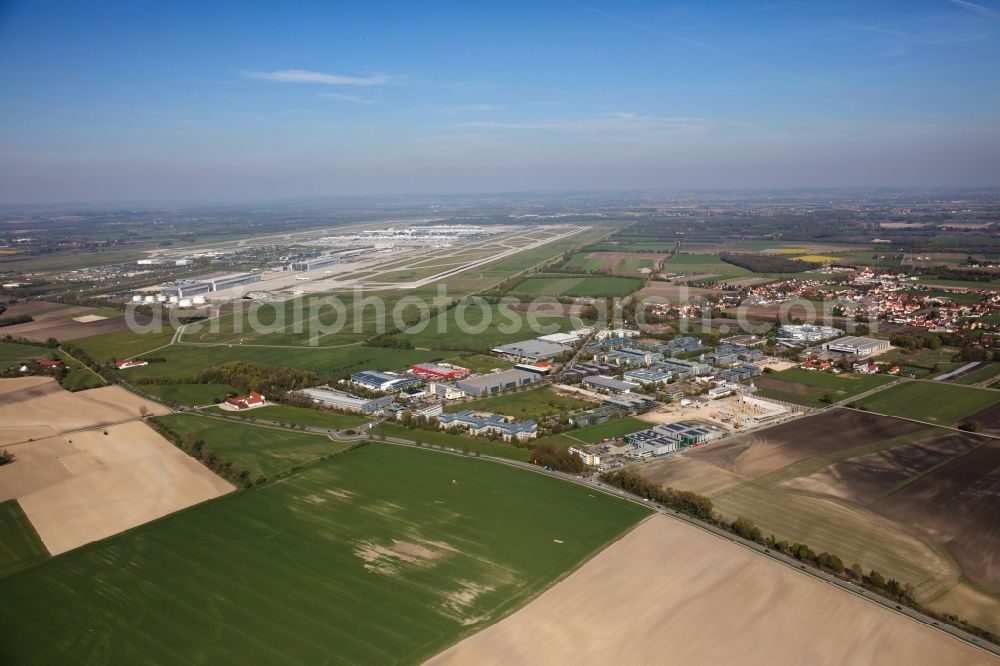 Aerial photograph Hallbergmoos - Industrial estate and company settlement Nord-West 3 along the Ludwigstrasse in Hallbergmoos in the state Bavaria