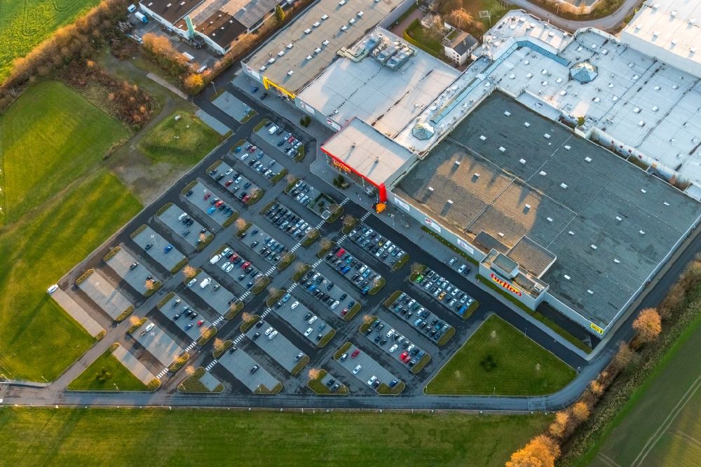 Werl from the bird's eye view: Aerial view of industrial park Prozessionsweg and parking lots at furniture store Turflon in Werl in the German state North Rhine-Westphalia, Germany