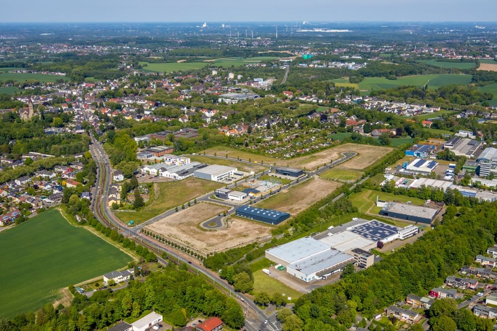 Aerial photograph Bochum - Industrial estate and company settlement An of Salzstrasse - Am Hellweg overlooking the building of the AUKTORA GmbH and the EnergieEffizienzA?Zentrum in Bochum in the state North Rhine-Westphalia, Germany