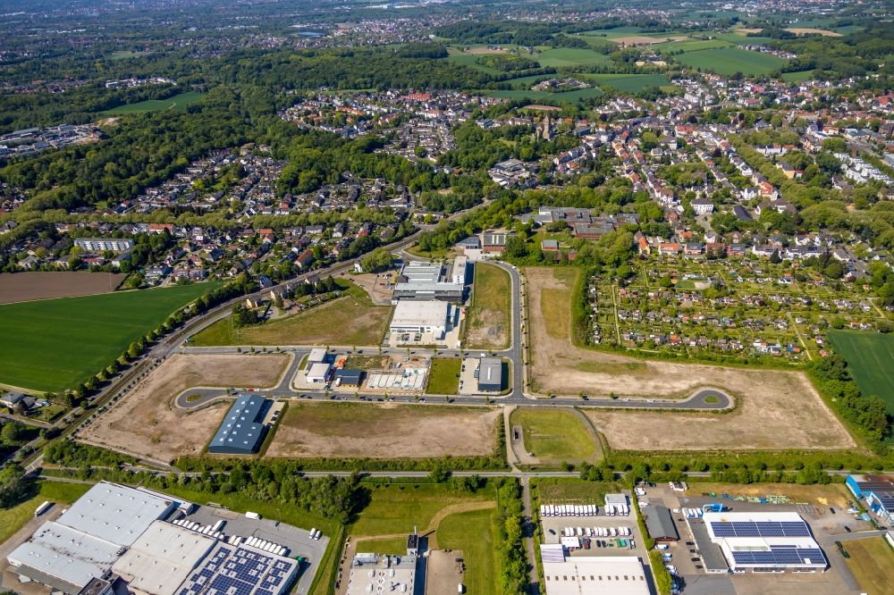 Bochum from the bird's eye view: Industrial estate and company settlement An of Salzstrasse - Am Hellweg overlooking the building of the AUKTORA GmbH and the EnergieEffizienzA?Zentrum in Bochum in the state North Rhine-Westphalia, Germany