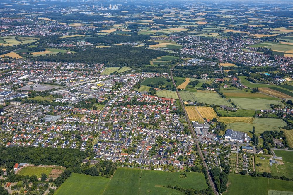 Aerial image Hamm - Mixed development of commercial units and company branches in the residential area of a single-family housing estate in the outskirts between B63 and the local railway course along the Langewanneweg in Hamm in the state North Rhine-Westphalia, Germany