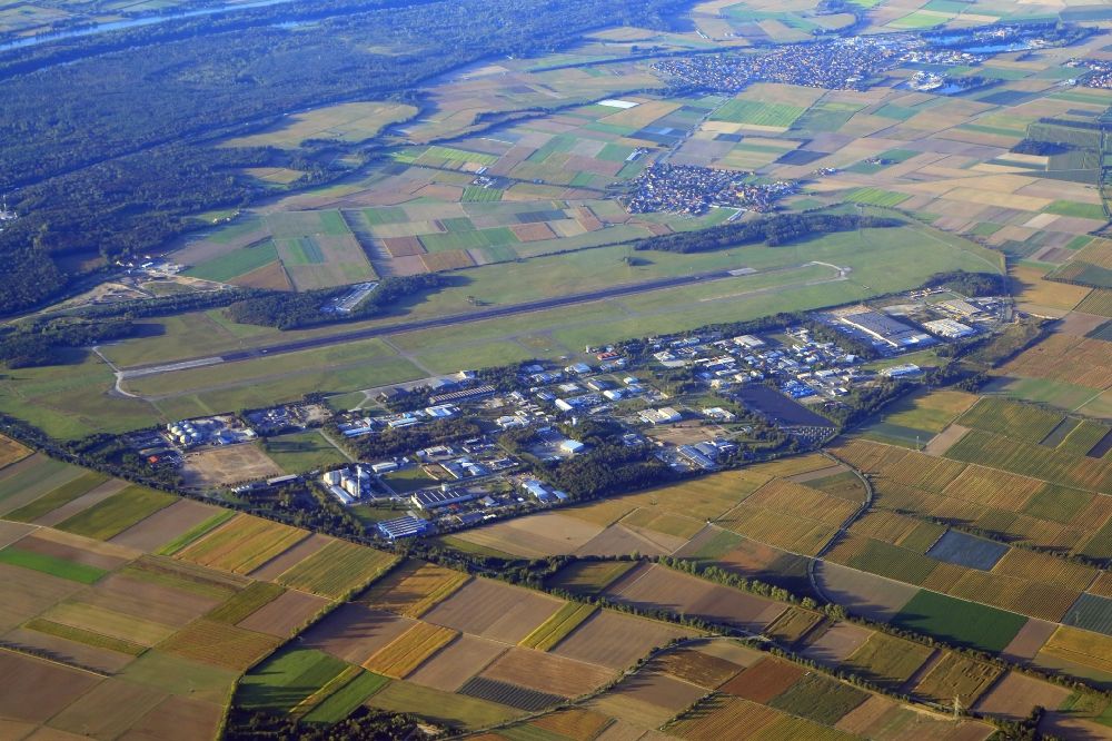 Eschbach from the bird's eye view: Breisgau Business Park in Eschbach in the state of Baden-Wuerttemberg and the runway of the airfield Bremgarten EDTG