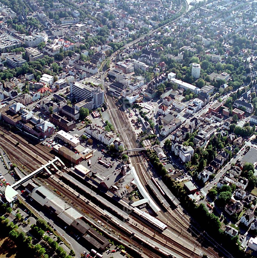 Giessen / Hessen from the bird's eye view: Giessen / Hessen Blick auf das Stadtzentrum, die Bahnstrecke und teilweise den Hauptbahnhof an der Lahn von Giessen in Hessen 03.09.03