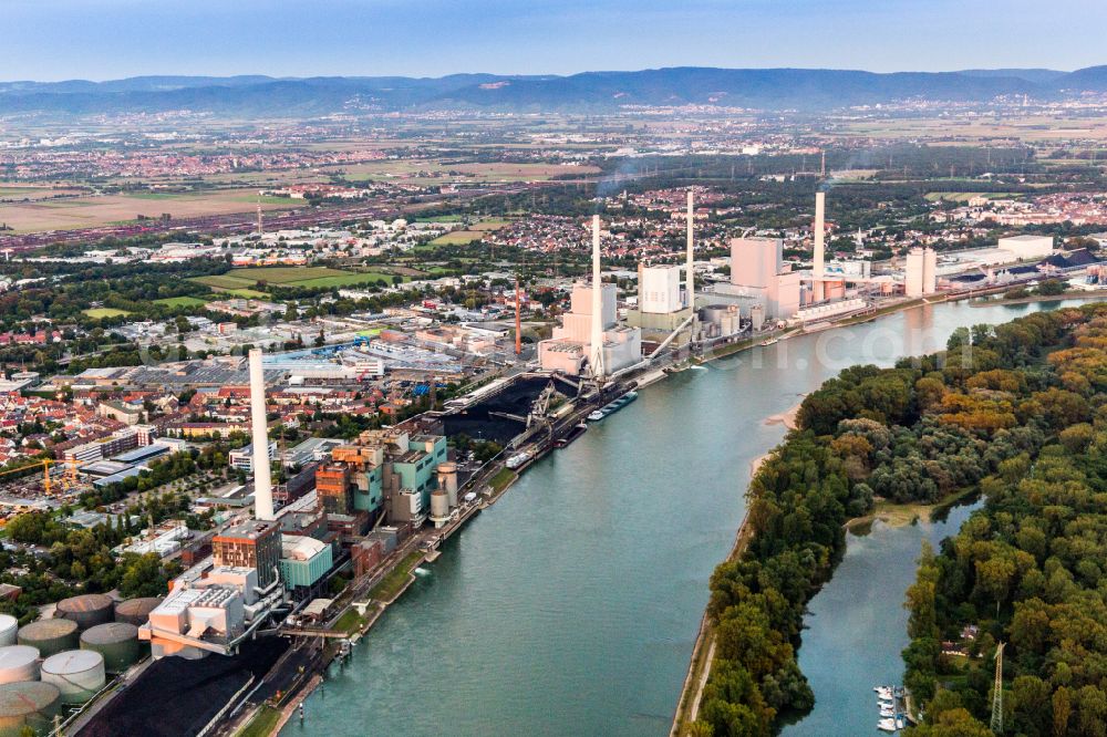 Mannheim from the bird's eye view: Power plants and exhaust towers of coal thermal power station Grosskraftwerk Mannheim AG at the shore of the Rhine river near Neckarau on street Plinaustrasse in Mannheim in the state Baden-Wurttemberg, Germany