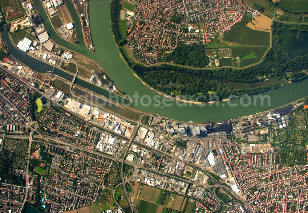 Aerial photograph Mannheim - Power plants and exhaust towers of coal thermal power station Grosskraftwerk Mannheim AG at the shore of the Rhine river near Neckarau on street Plinaustrasse in Mannheim in the state Baden-Wurttemberg, Germany