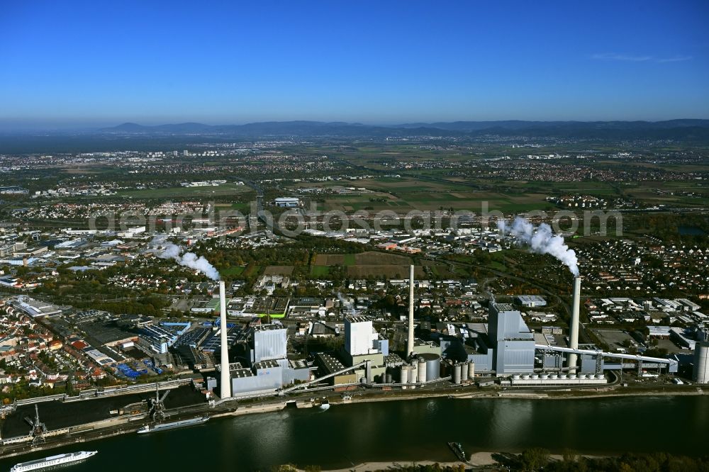 Mannheim from above - Power plants and exhaust towers of coal thermal power station Grosskraftwerk Mannheim AG at the shore of the Rhine river near Neckarau on street Plinaustrasse in Mannheim in the state Baden-Wurttemberg, Germany