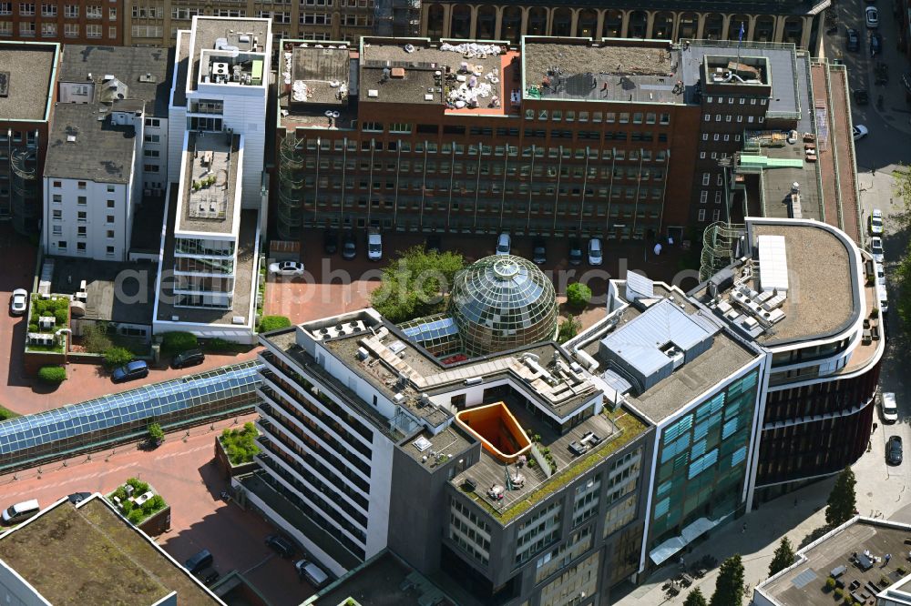 Aerial image Hamburg - Building of the shopping center Glasdaecher of Einkaufszentrum Galleria Die Passage in the Hamburger Innenstadt in Hamburg, Germany