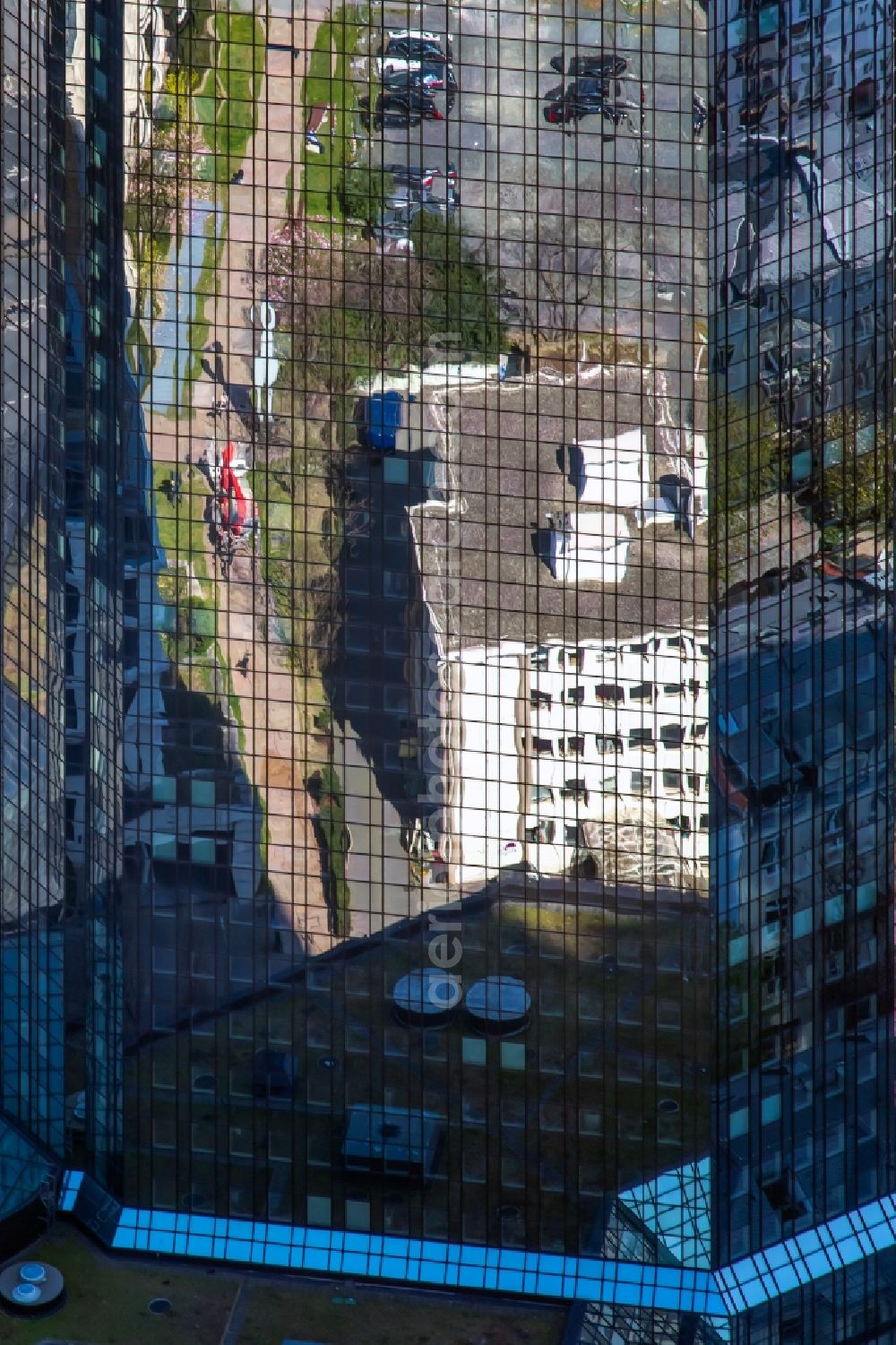 Frankfurt am Main from above - Glass facade surfaces and structures on the high-rise building Deutsche Bank in the district Westend in Frankfurt in the state Hesse, Germany