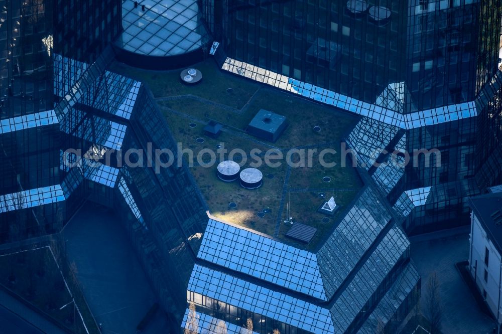 Frankfurt am Main from the bird's eye view: Glass facade surfaces and structures on the high-rise building Deutsche Bank in the district Westend in Frankfurt in the state Hesse, Germany