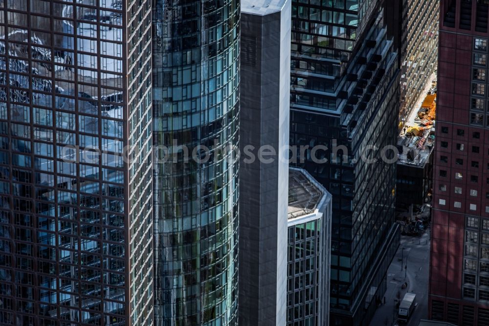 Aerial photograph Frankfurt am Main - Glass facade surfaces and structures on the high-rise building in the district Innenstadt in Frankfurt in the state Hesse, Germany