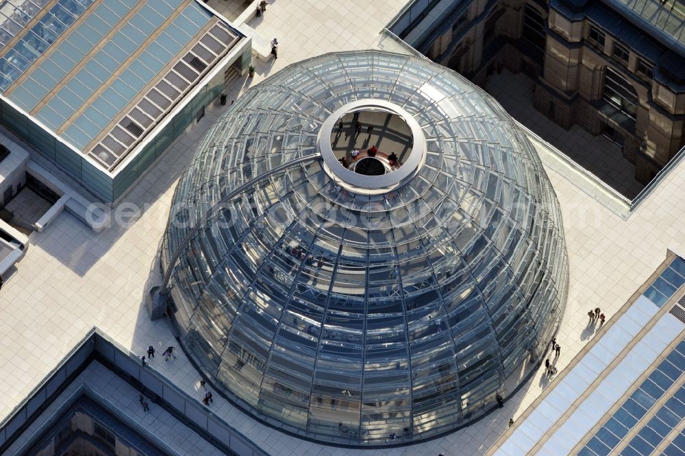Berlin from the bird's eye view: Glass dome on the roof of Reichstag in Berlin on the Spree sheets in Berlin - Mitte