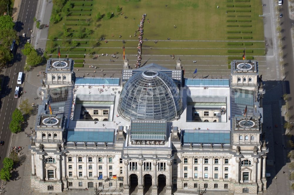Aerial photograph Berlin - Glass dome on the roof of Reichstag in Berlin on the Spree sheets in Berlin - Mitte
