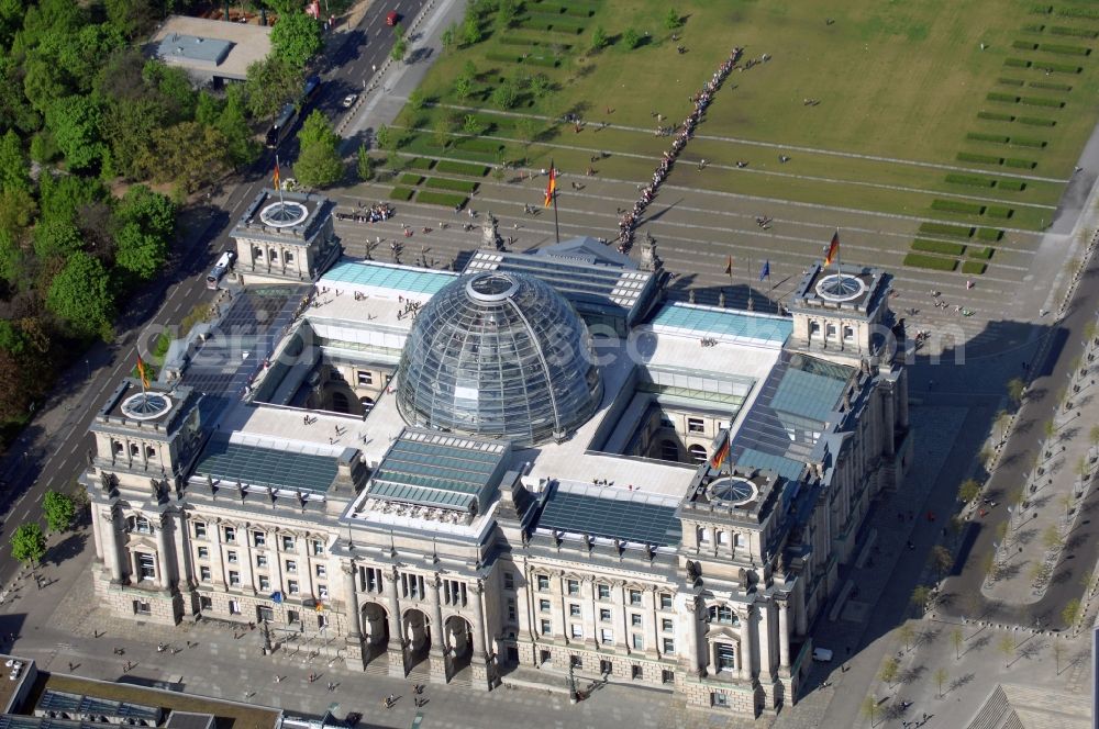 Berlin from the bird's eye view: Glass dome on the roof of Reichstag in Berlin on the Spree sheets in Berlin - Mitte