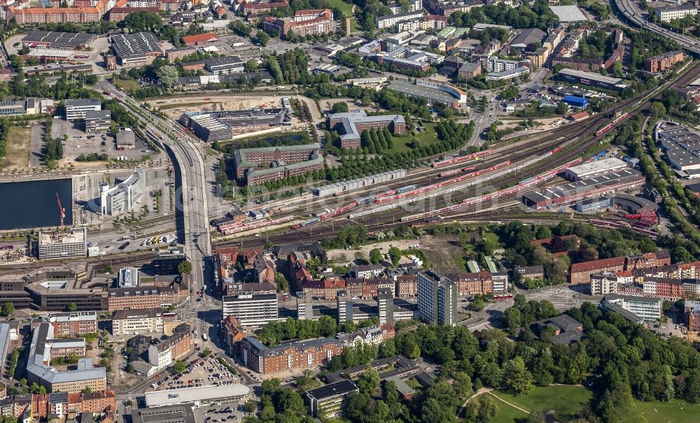 Kiel from above - Tracks of german railway between Gablenzbruecke - Gablenzstrasse and Theodor-Heusss-Ring bridge of federal street 76 at the depot of the operating plant in Kiel in the state Schleswig-Holstein, Germany