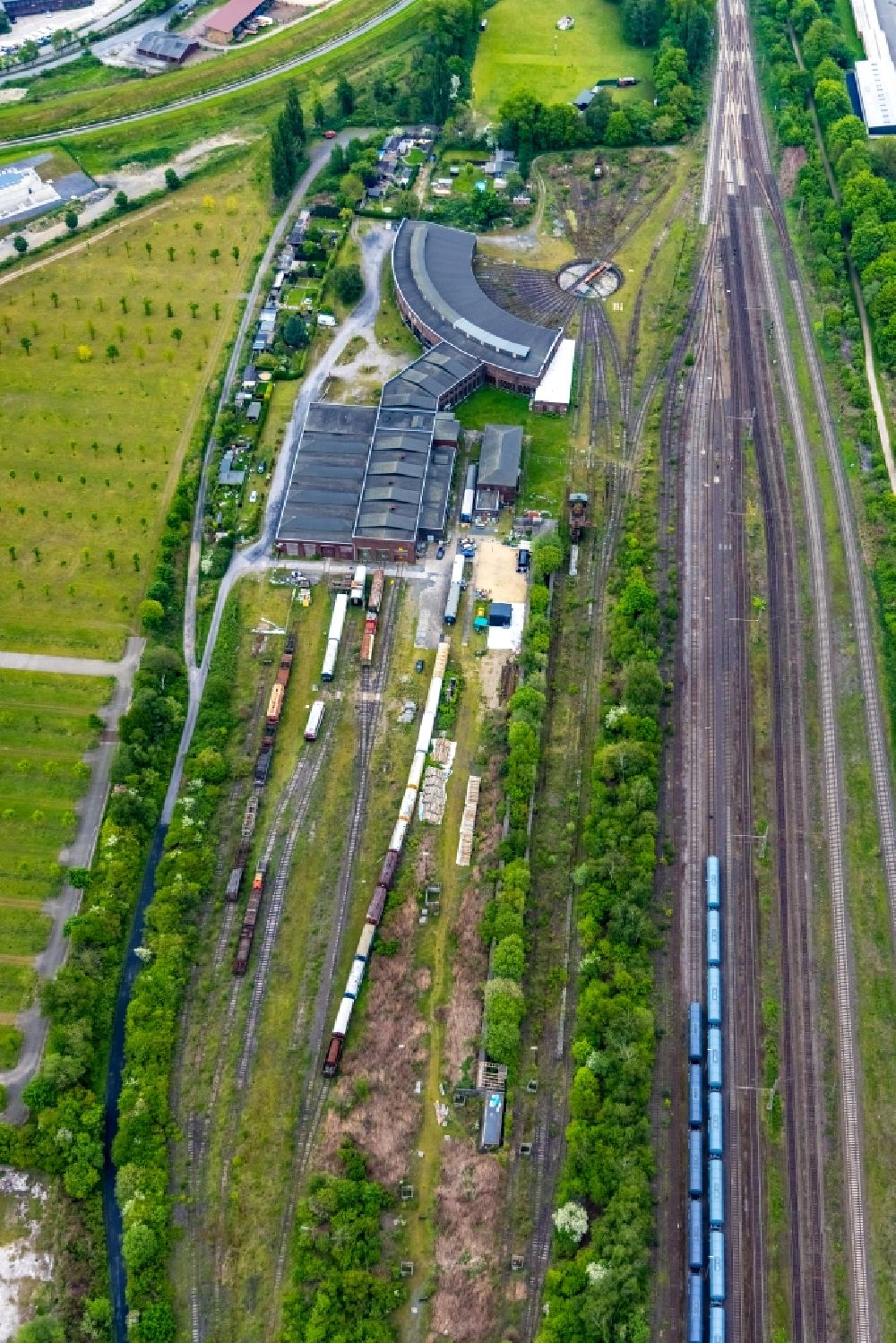 Aerial photograph Gelsenkirchen - Trackage and rail routes on the roundhouse - locomotive hall of the railway operations work Bismarck on Bleckstrasse in Gelsenkirchen at Ruhrgebiet in the state North Rhine-Westphalia, Germany