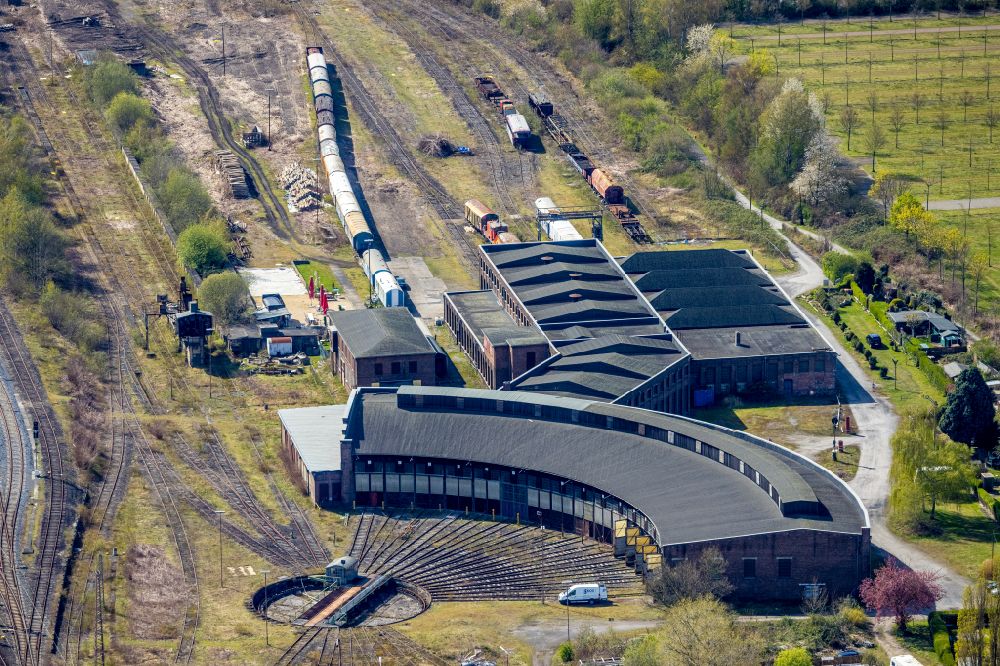 Aerial image Gelsenkirchen - trackage and rail routes on the roundhouse - locomotive hall of the railway operations work Bismarck on Bleckstrasse in Gelsenkirchen at Ruhrgebiet in the state North Rhine-Westphalia, Germany
