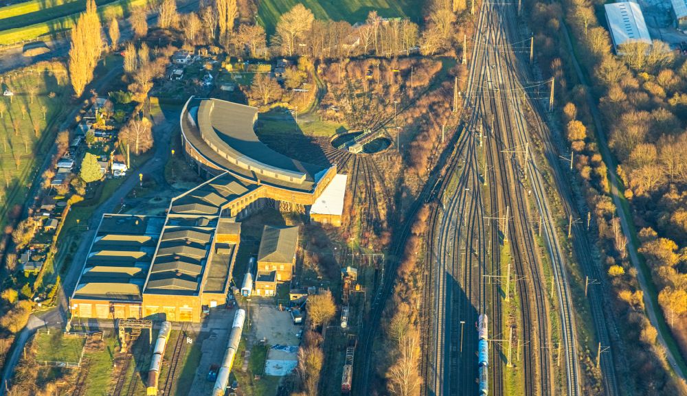 Aerial photograph Gelsenkirchen - Trackage and rail routes on the roundhouse - locomotive hall of the railway operations work Bismarck on Bleckstrasse in Gelsenkirchen in the state North Rhine-Westphalia, Germany