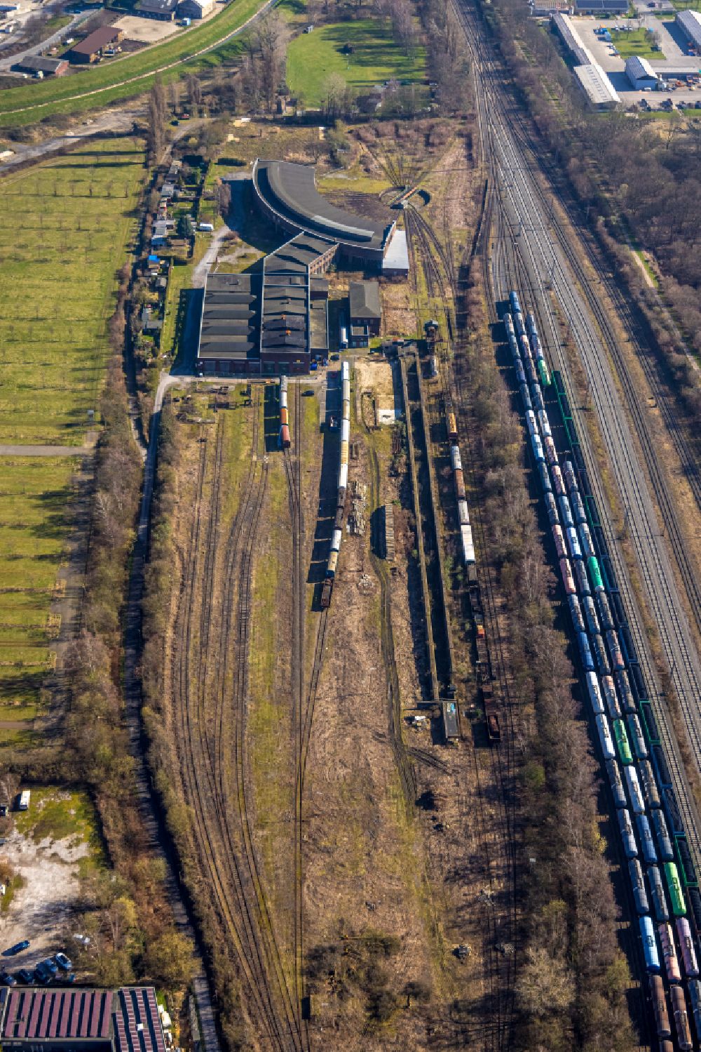 Aerial image Gelsenkirchen - Trackage and rail routes on the roundhouse - locomotive hall of the railway operations work Bismarck on Bleckstrasse in Gelsenkirchen in the state North Rhine-Westphalia, Germany