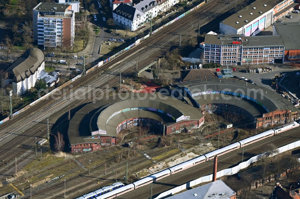 Aerial photograph Hannover - Trackage and rail routes on the roundhouse - locomotive hall of the railway operations work of Deutsche Bahn on Bultstrasse in the district Bult in Hannover in the state Lower Saxony, Germany