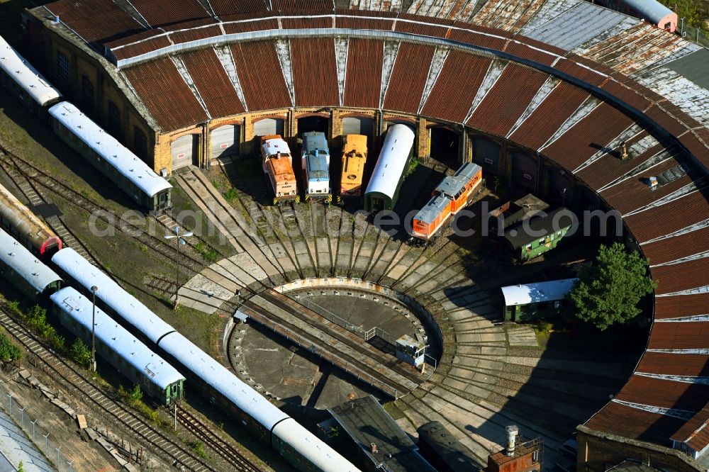 Aerial image Berlin - Trackage and rail routes on the roundhouse - locomotive hall of the railway operations work Eisenbahnmuseum Bw Schoeneweide in the district Niederschoeneweide in Berlin, Germany