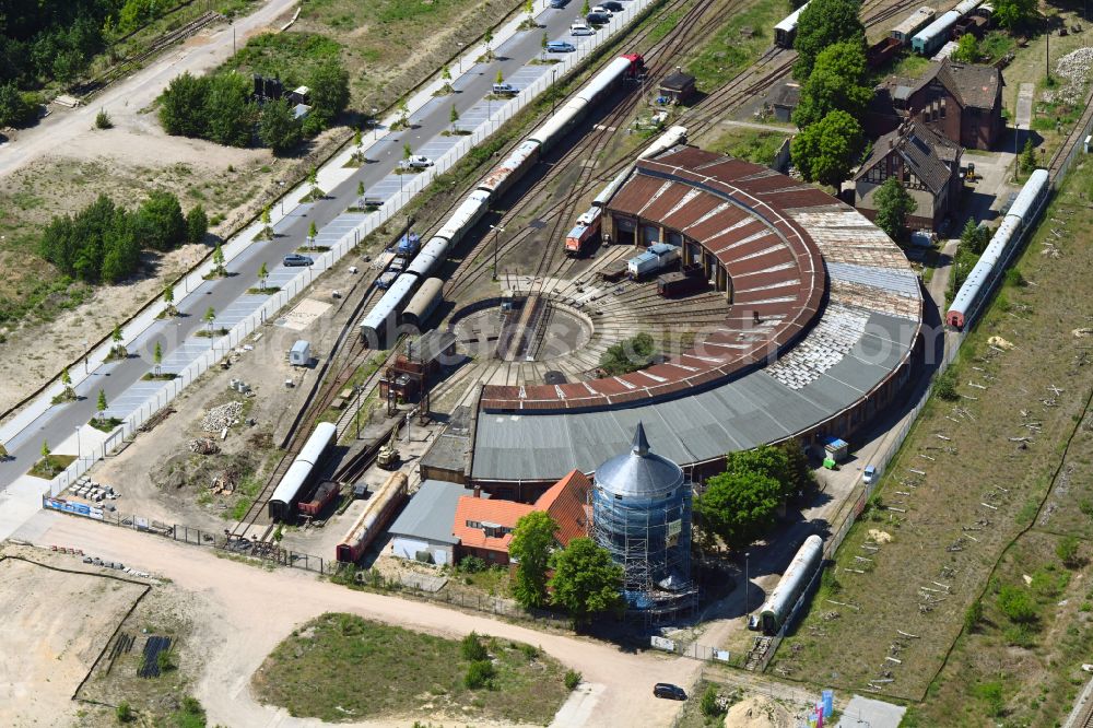 Aerial photograph Berlin - Trackage and rail routes on the roundhouse - locomotive hall of the railway operations work Eisenbahnmuseum Bw Schoeneweide in the district Niederschoeneweide in Berlin, Germany