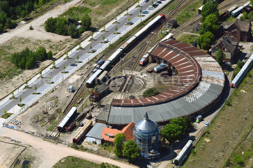 Berlin from the bird's eye view: Trackage and rail routes on the roundhouse - locomotive hall of the railway operations work Eisenbahnmuseum Bw Schoeneweide in the district Niederschoeneweide in Berlin, Germany