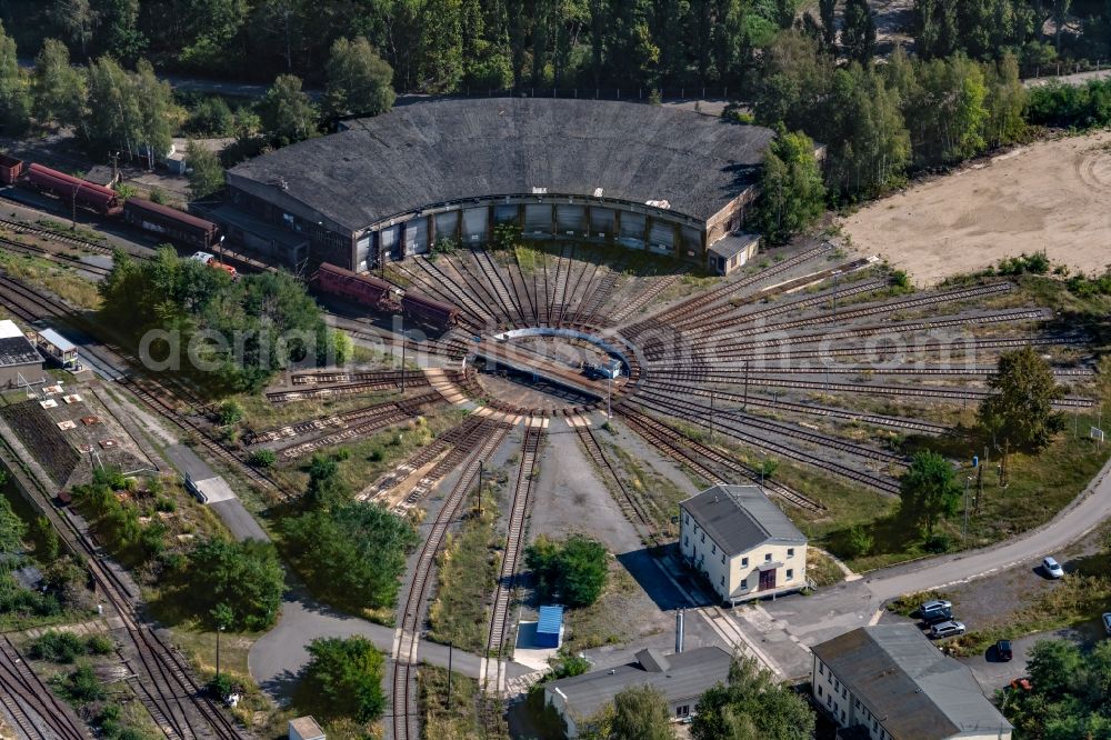 Aerial image Leipzig - Trackage and rail routes on the roundhouse - locomotive hall of the railway operations work Engelsdorf in Leipzig in the state Saxony