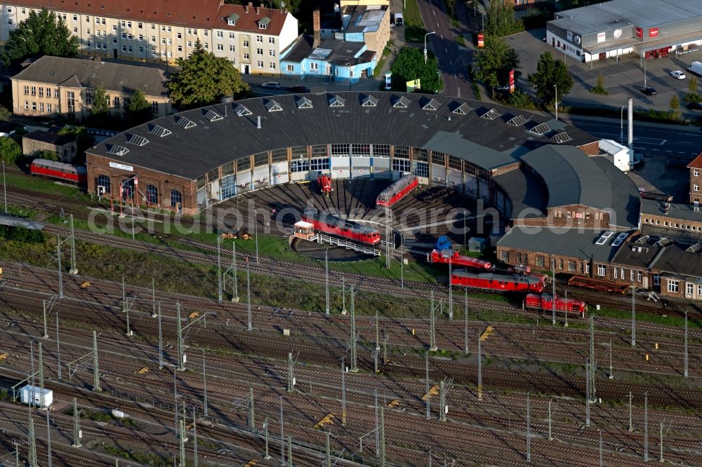 Aerial image Halle (Saale) - Trackage and rail routes on the roundhouse - locomotive hall of the railway operations work in Halle (Saale) in the state Saxony-Anhalt, Germany