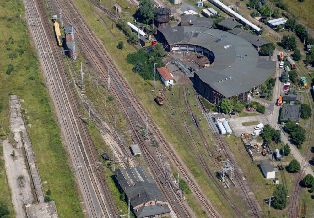 Aerial photograph Pasewalk - Trackage and rail routes on the roundhouse - locomotive hall of the railway operations work Lokschuppen Pomerania in Pasewalk in the state Mecklenburg - Western Pomerania, Germany