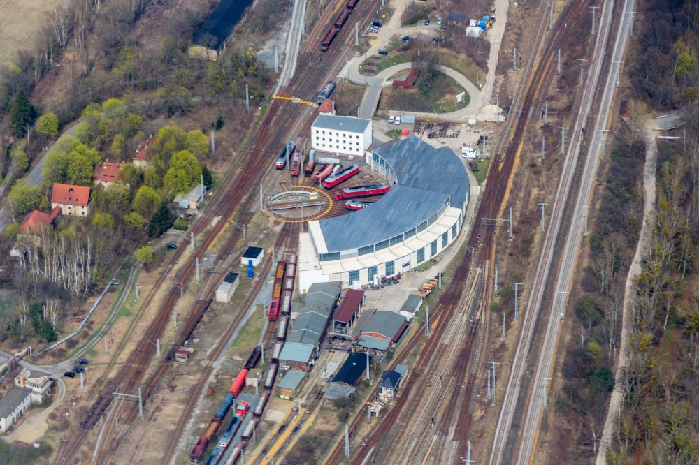 Senftenberg from the bird's eye view: Trackage and rail routes on the roundhouse - locomotive hall of the railway operations work in Senftenberg in the state Brandenburg, Germany
