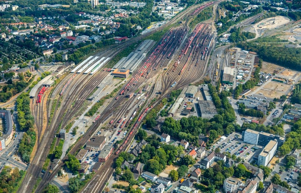 Herne from the bird's eye view: Railway tracks in the East of the main station of Wanne-Eickel in Herne in the state of North Rhine-Westphalia