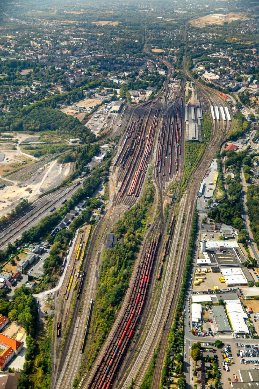 Herne from the bird's eye view: Railway tracks in the East of the main station of Wanne-Eickel in Herne in the state of North Rhine-Westphalia