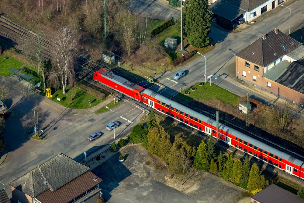 Aerial photograph Rees - Track history and railway station of the Deutsche Bahn Empel-Rees with red regional train in Rees in North Rhine-Westphalia