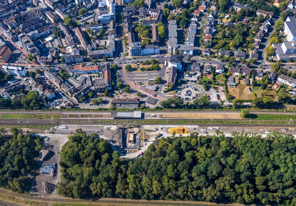 Aerial photograph Dinslaken - Track and railway station of the German railway next to the circle of a tram Am Bahnhofspl. In Dinslaken in North Rhine-Westphalia - NRW, Germany
