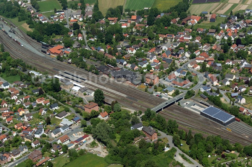 Aerial photograph Neuenmarkt - Station railway building of the Deutsche Bahn in Neuenmarkt in the state Bavaria, Germany