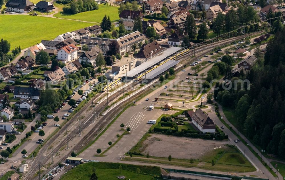 Aerial photograph Titisee-Neustadt - Station railway building of the Deutsche Bahn Orteteil Titisee in Titisee-Neustadt in the state Baden-Wuerttemberg, Germany