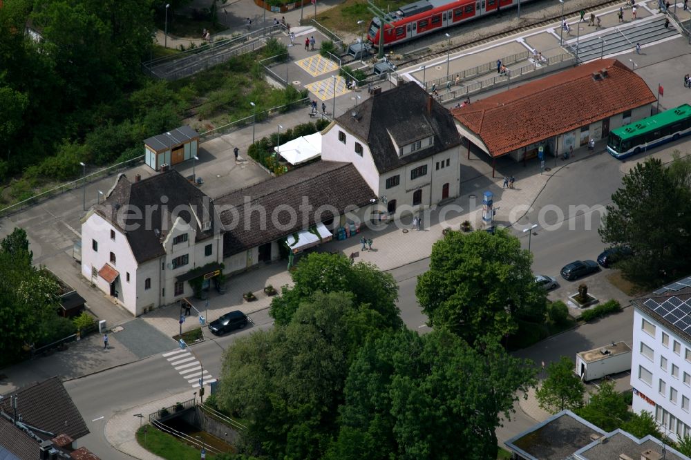 Herrsching am Ammersee from the bird's eye view: Station railway building of the Deutsche Bahn in the district Lochschwab in Herrsching am Ammersee in the state Bavaria, Germany