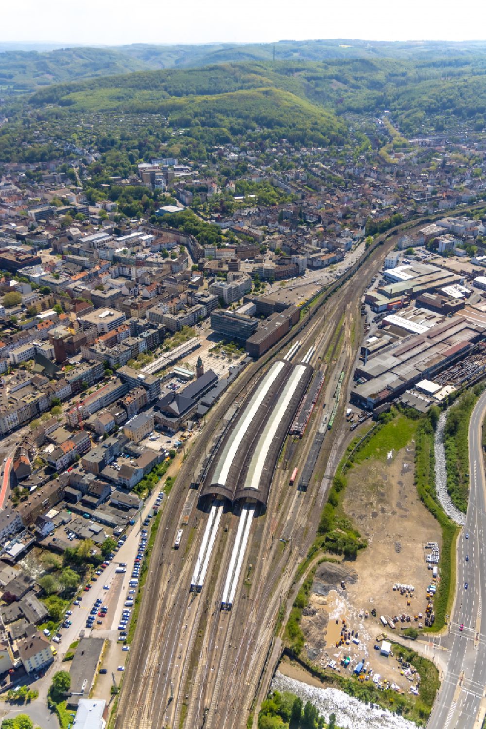 Aerial image Hagen - track progress and building of the main station of the railway in Hagen in the state North Rhine-Westphalia, Germany