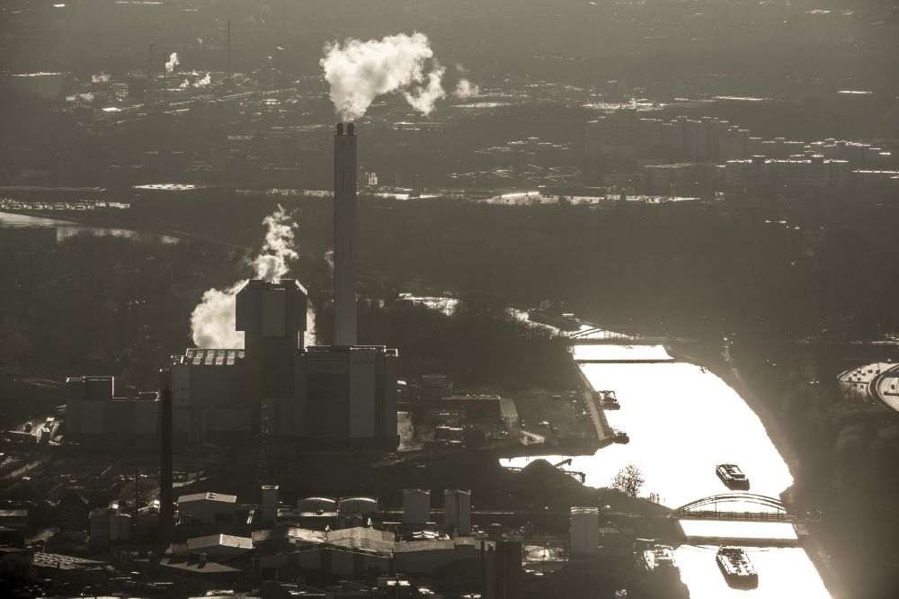 Oberhausen from the bird's eye view: GMVA incinerator heat and power plant on the banks of the flux flow of the Rhine-Herne canal in Oberhausen in North Rhine-Westphalia
