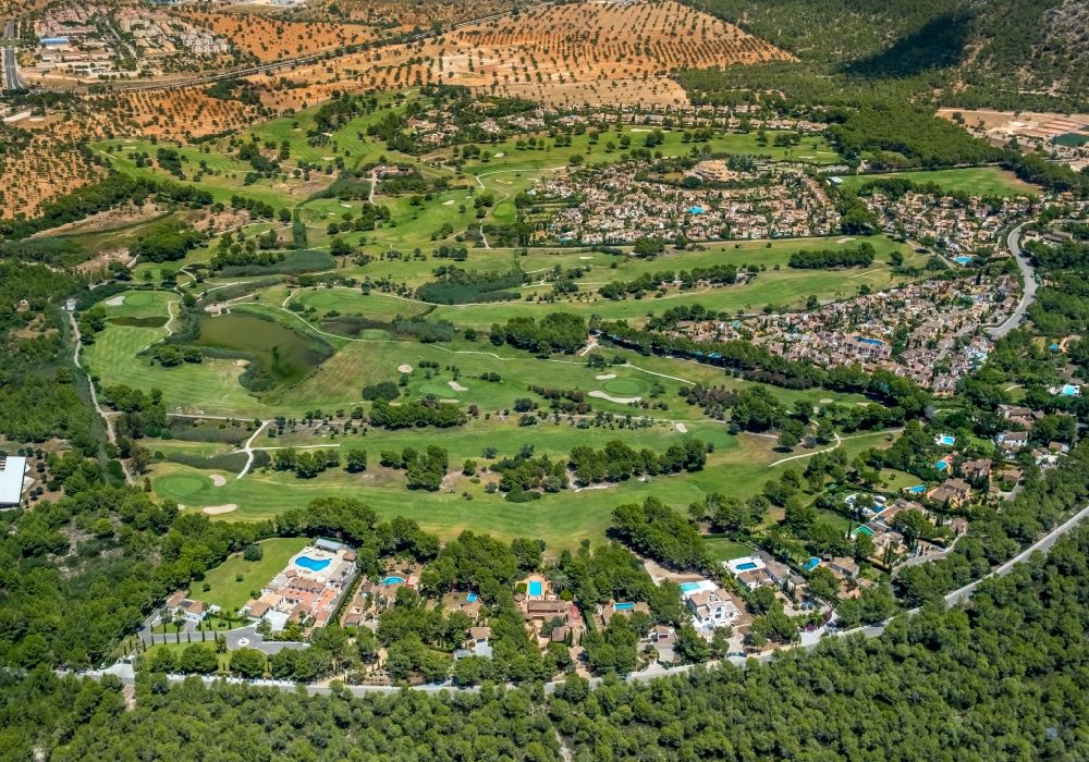Calvia from the bird's eye view: Grounds of the Golf course at Golf Santa Ponsa overlooking holiday home complexes along the Avinguda del Golf in Calvia in Balearische Insel Mallorca, Spain