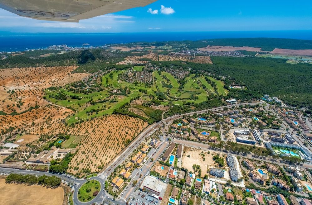 Aerial photograph Calvia - Grounds of the Golf course at Golf Santa Ponsa overlooking holiday home complexes along the Avinguda del Golf in Calvia in Balearische Insel Mallorca, Spain