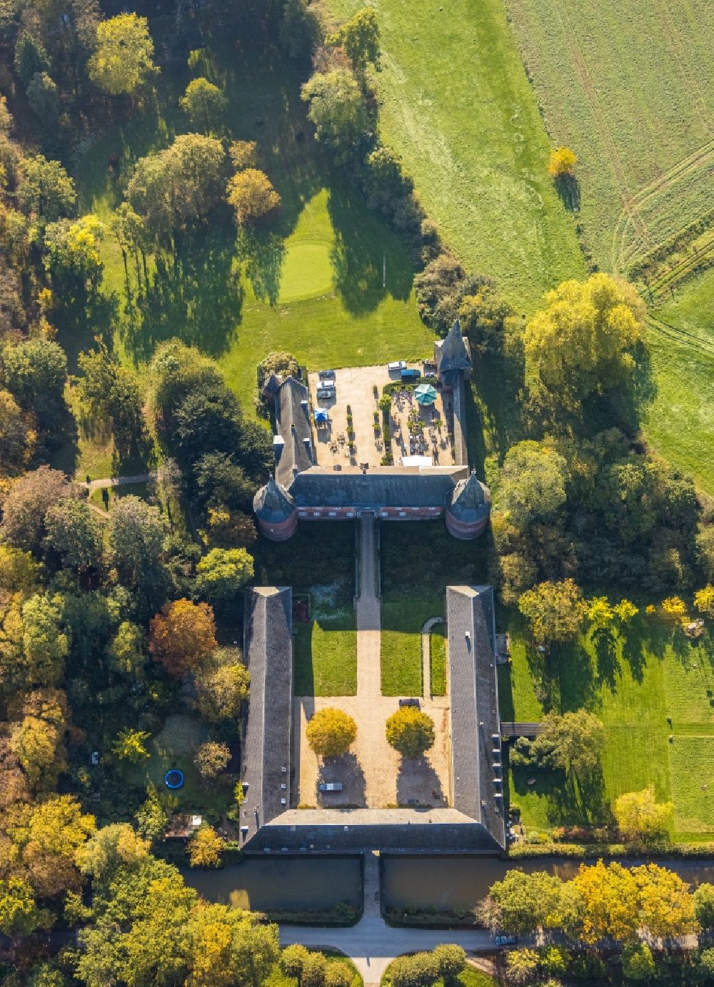 Aerial image Geldern - Grounds of the Golf course at Golfclub Schloss Haag e.V. on Bartelter Weg in Geldern in the state North Rhine-Westphalia, Germany