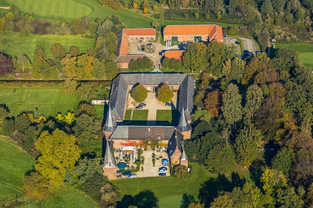 Geldern from the bird's eye view: Grounds of the Golf course at Golfclub Schloss Haag e.V. on Bartelter Weg in Geldern in the state North Rhine-Westphalia, Germany