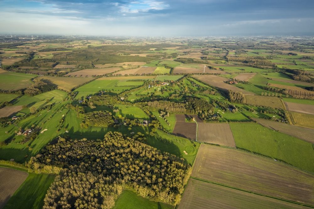 Aerial photograph Lippetal - Golf Course Golfclub Stahlberg in Lippetal e. V. with the surrounding fields and forest landscape in Lippetal in North Rhine-Westphalia