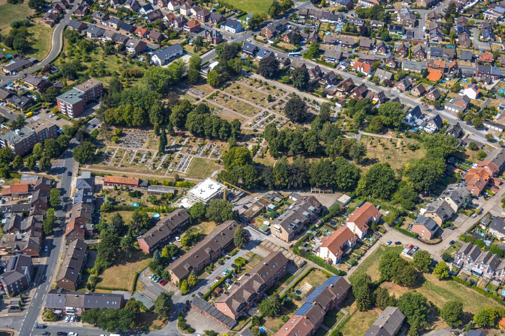 Hamm from the bird's eye view: Grave rows on the grounds of the cemetery Bockum in Hamm at Ruhrgebiet in the state North Rhine-Westphalia, Germany