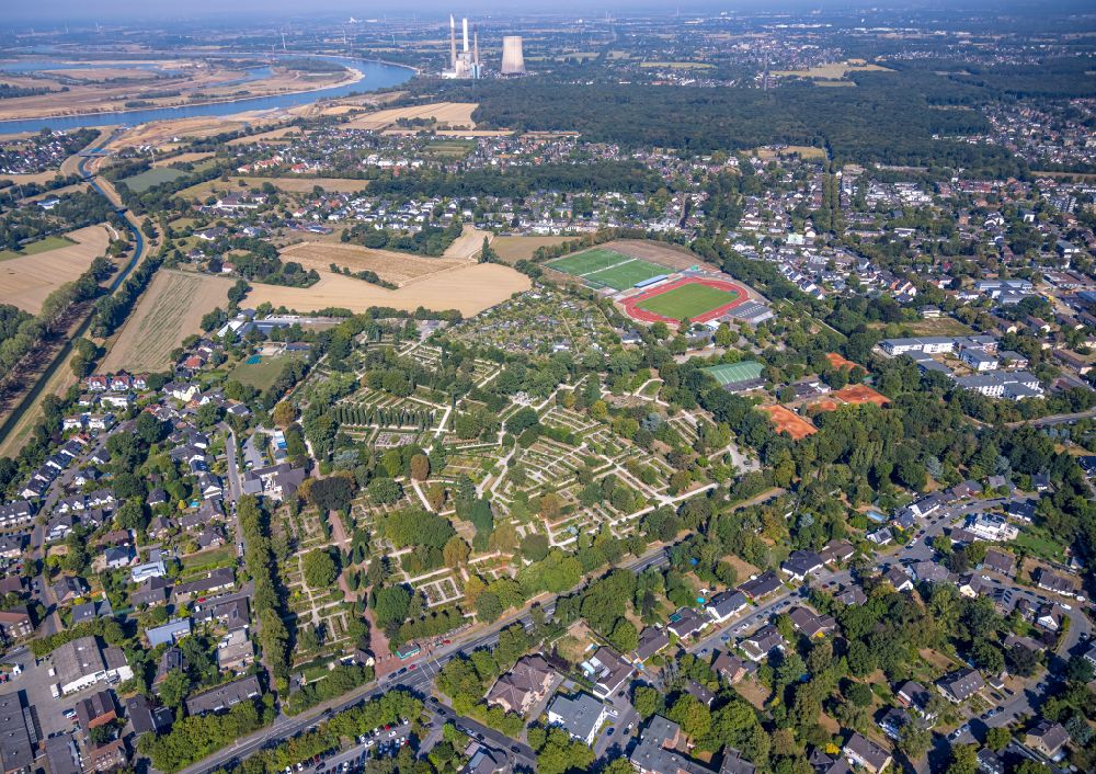 Dinslaken from the bird's eye view: Grave rows on the grounds of the cemetery Parkfriedhon street Willy-Brandt-Strasse of Dinslaken on street Willy-Brandt-Strasse in the district Eppinghoven in Dinslaken at Ruhrgebiet in the state North Rhine-Westphalia, Germany